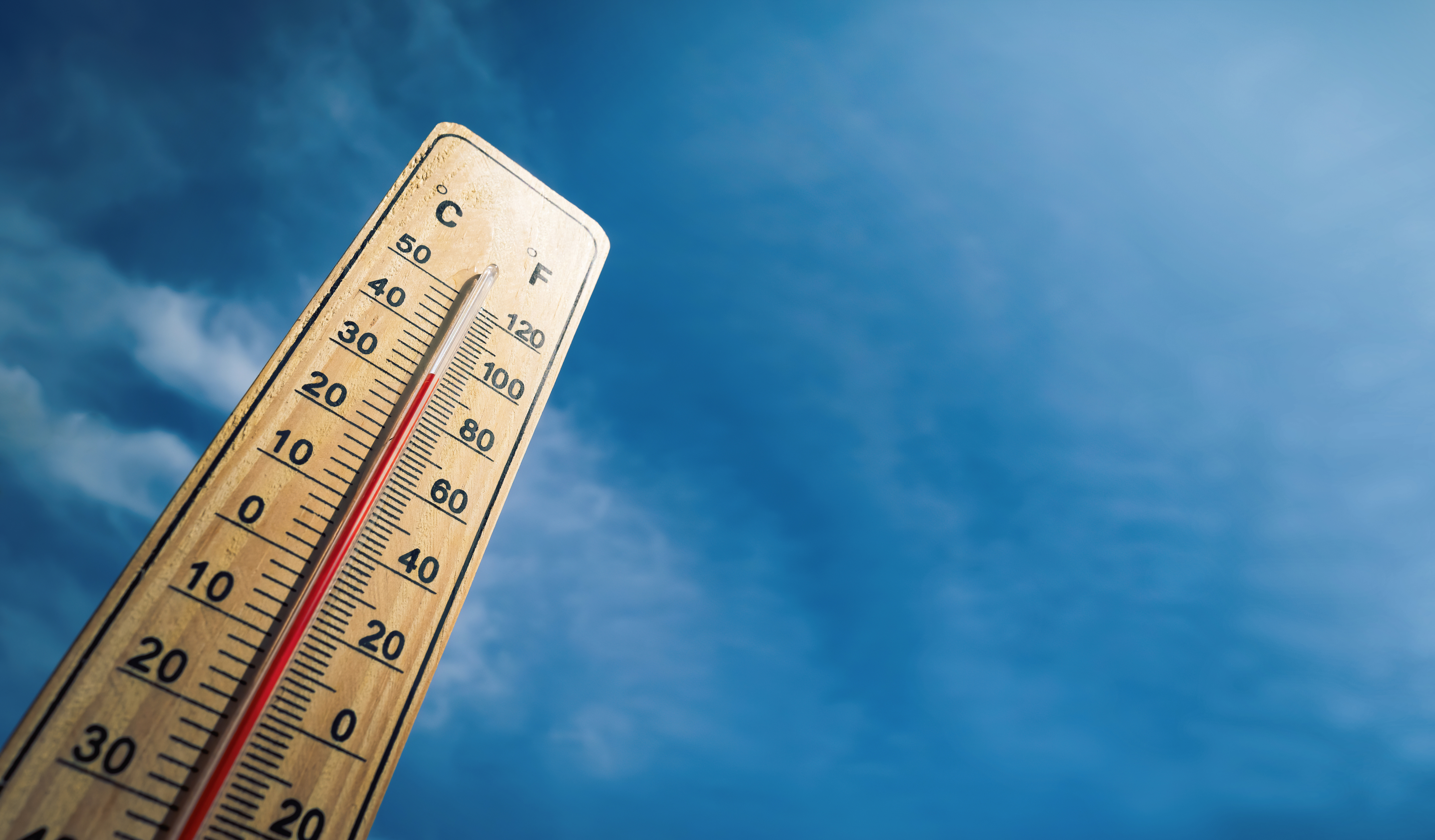En termometer som visar hög temperatur.